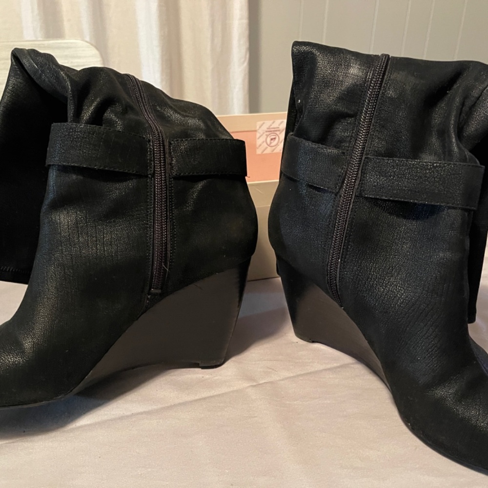 Black Boot With Wedge Heel - image 3